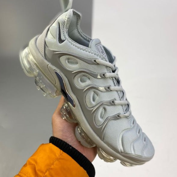 NIKE VAPORMAX PLUS GRAY