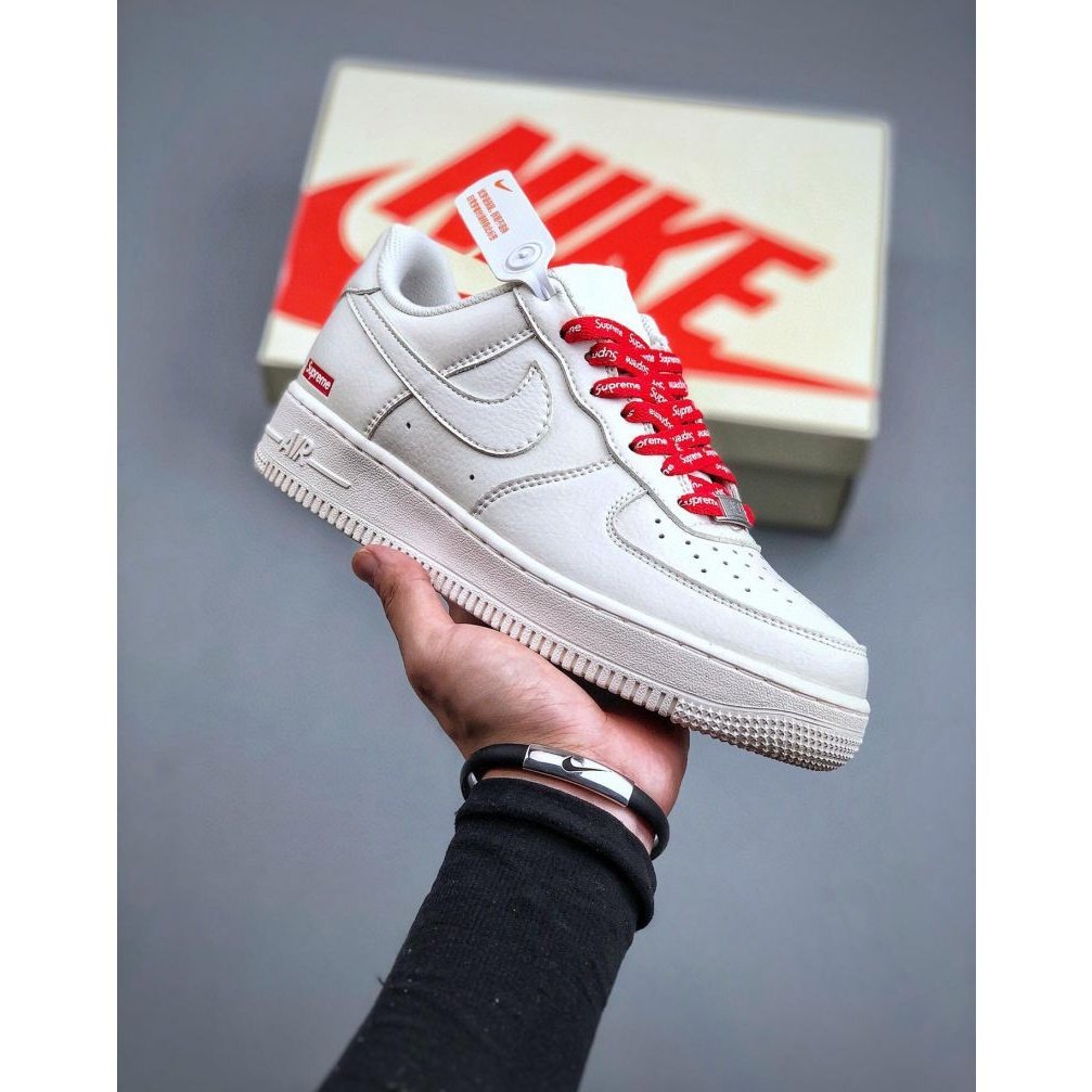 NIKE AIR FORCE 1 TRIPLE WHITE x SUPREME