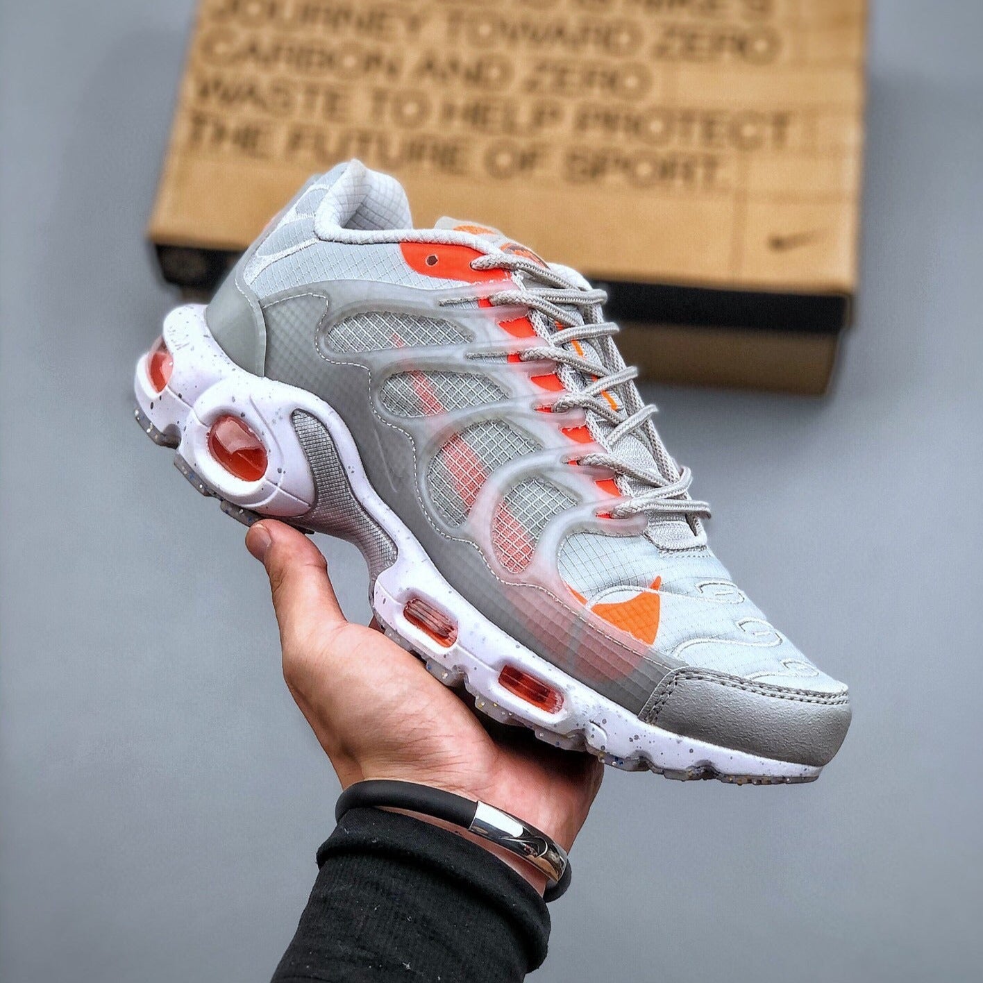 NIKE AIR MAX TERRASCAPE PLUS GRAY ORANGE