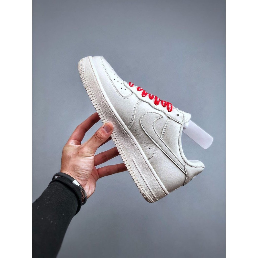 NIKE AIR FORCE 1 TRIPLE WHITE x SUPREME